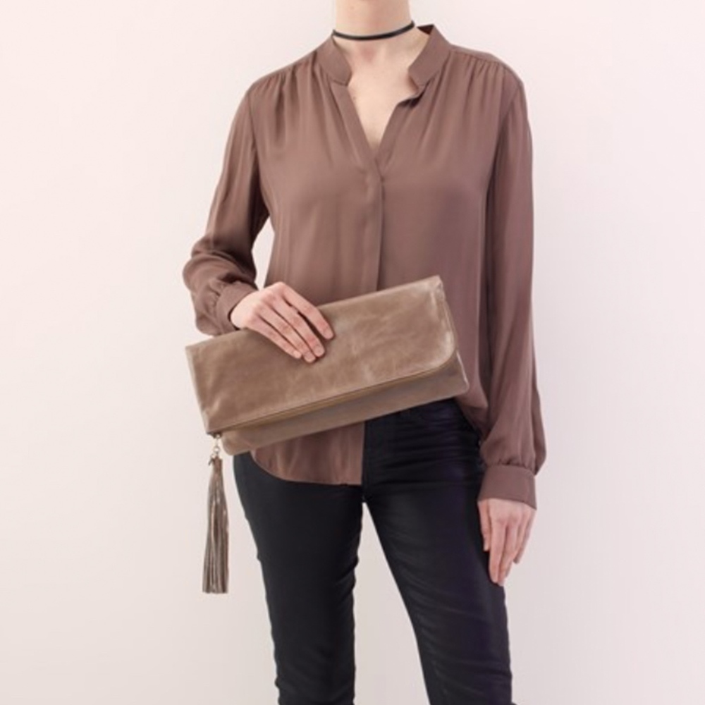 Hobo RAINE oversized leather clutch in ASH - Picture 2 of 8